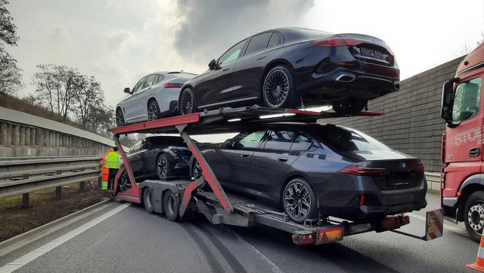 Dopravu na dálnici D2 blokuje přívěs s automobily