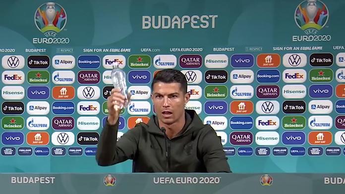 Pijte radši vodu než Colu. Internet se baví na účet Ronalda