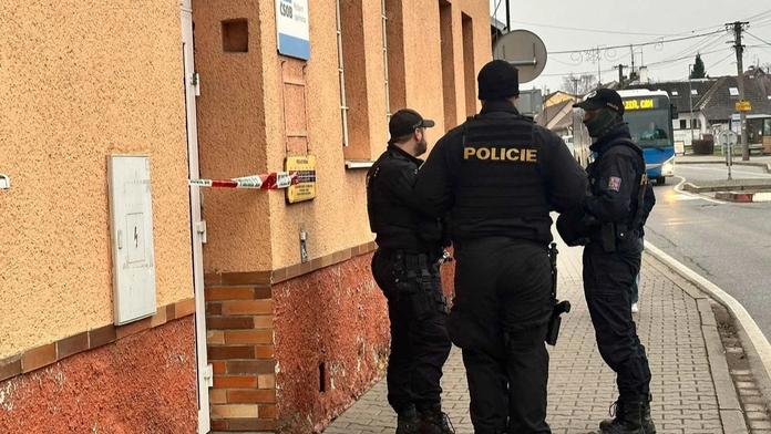 Pobočku pošty v Tlučné přepadl ozbrojený muž