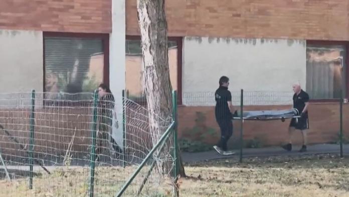 Policie odnáší mrtvé tělo dívky
