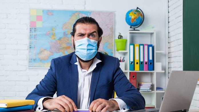 I očkovaní lidé by měli nosit roušky tam, kde se virus šíří, doporučuje WHO