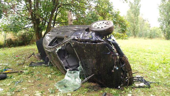 DĚSIVÁ BOURAČKA! Auto s vozíkem ZAVADILO O ZEĎ, několikrát se PŘEVRÁTILO PŘES STŘECHU!