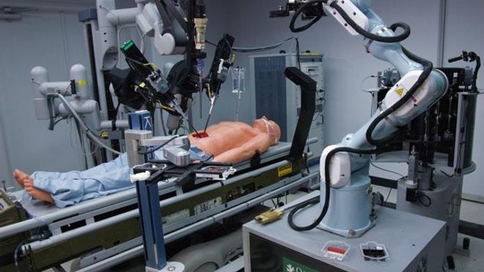 Roboti se učí sami operovat. Nejdřív vojáky, pak nás