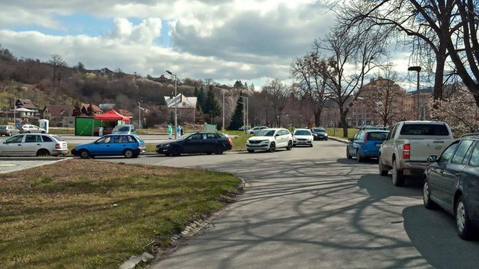 Bezohlední řidiči ve Zlíně zablokovali výjezd sanitek, vytvořili kolony
