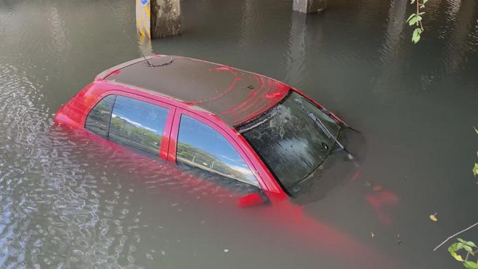 Zatopené auto po povodních