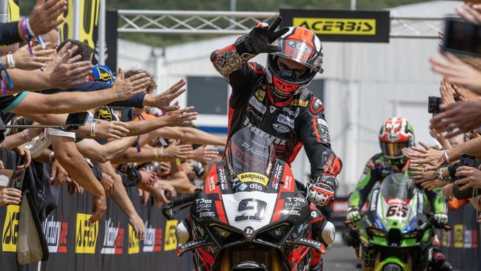 Danilo Petrucci minulý rok projížděl Victory Lane v Mostě mezi fanoušky