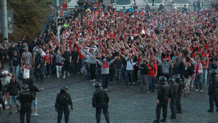Fanoušci Sparty a Slavie ŘÁDILI v Praze! Šestnáct jich skončilo na policii!