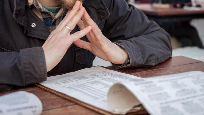 Šel do restaurace, hned ale vstal a odešel. Muže rozzuřila poznámka v jídelním lístku