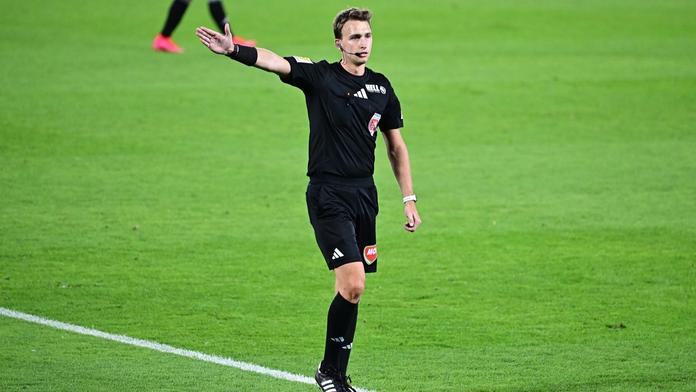 Rozhodčí Jan Beneš