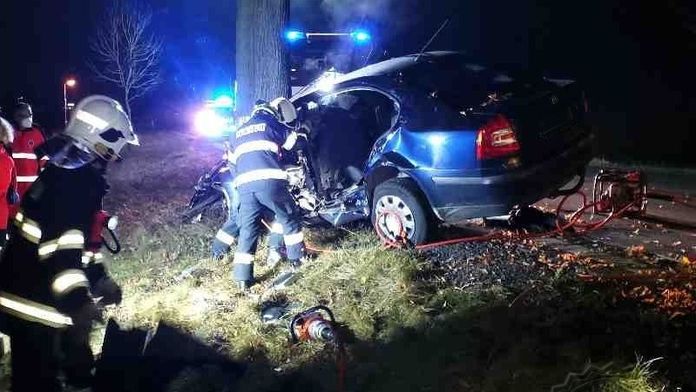 Řidič na Svitavsku zůstal po nehodě zaklíněný v autě, na místě zemřel