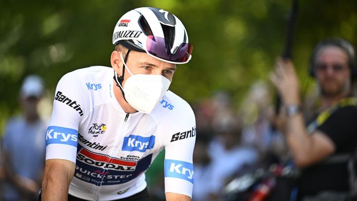 Covid řádí na Tour de France. Roušky nosí už i závodníci