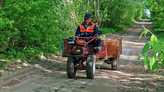 Seniora na traktůrku odmrštilo auto do příkopu, na místě zemřel