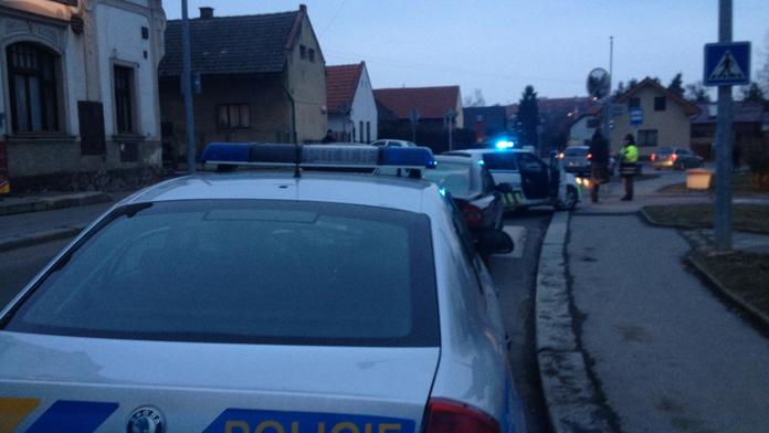 Pražským strážníkům ujížděl v Dubči řidič Volva