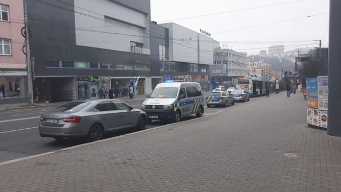 Nákupy zhatila výhrůžka bombou! Ve Zlíně evakuovali celý obchoďák