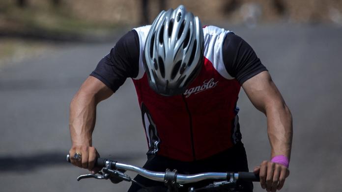 Trapas iráckého cyklisty, spadnul těsně před cílem. Teď je hitem internetu