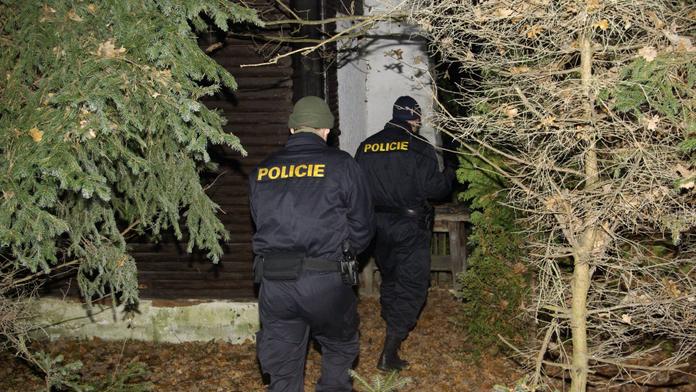 Policisté pátrají v okolí Hluboké nad Vltavou po chlapci (16), nepřišel domů
