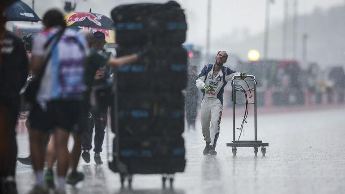 Start zdržel déšť i chyba v softwaru. FIA vysvětlila nečekané zastavení vozů