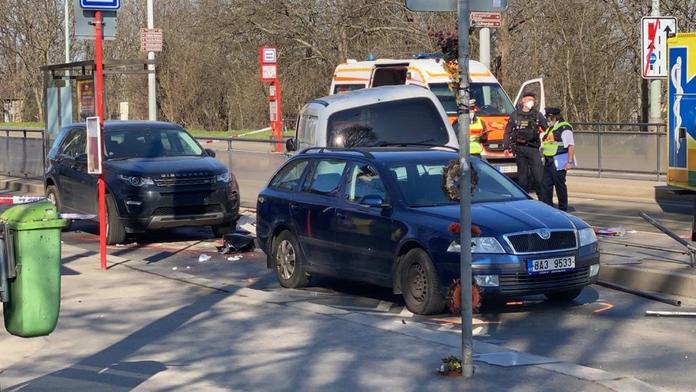 Hrozivá nehoda je varováním. Znáte pravidla, která platí u zastávek?