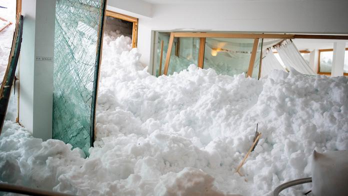 Český snowboardista způsobil v Rakousku lavinu. Zasypala hotel