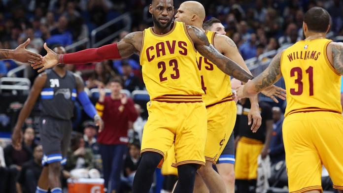 Cleveland s klidem slavil proti Detroitu. Warriors se trápili s Philou!