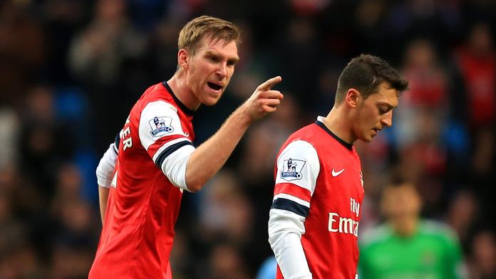 Özil nešel pozdravit fanoušky. Kapitán Mertesacker ho seřval