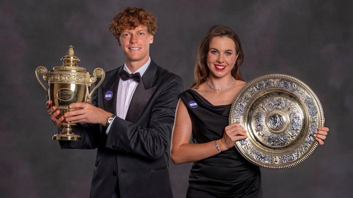 Z kurtu rovnou na parket. Nosková v černých šatech okouzlila Wimbledon