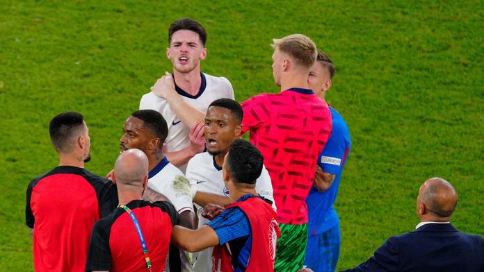 Rozčílený Declan Rice po zápase se Slovenskem