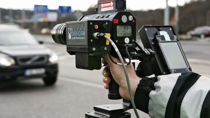 Závodník ve Fabii prolétl vesnicí sto dvacet za hodinu