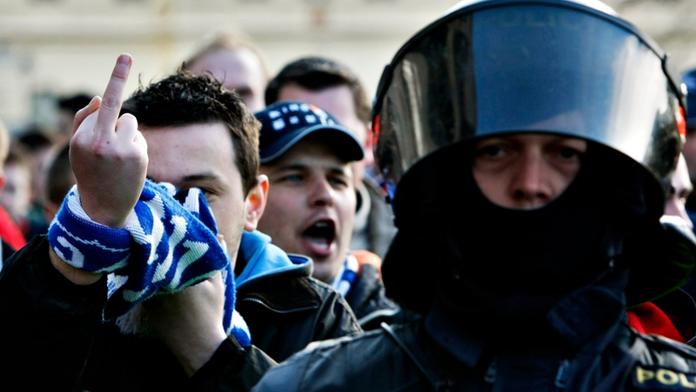 Fanoušci Baníku zaútočili na stanici strážníků! Pak demolovali diskotéku