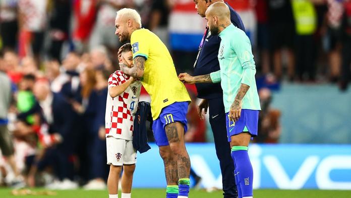 Zdrcený Neymar se po porážce rozplakal. Utěšoval ho i syn Perišiče