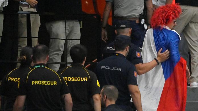 Trubky a bubny byly na Španěly moc. České diváky za fandění vyvedla policie