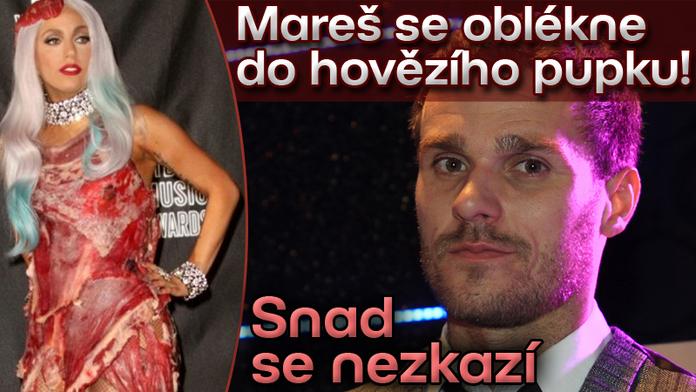Leoš Mareš si oblékne šaty z masa. Ušijou je z hovězího pupku...