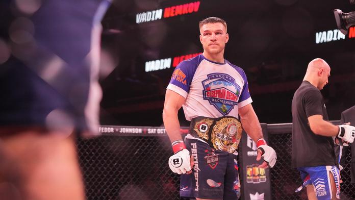Šampion Nemkov upáčil soupeři loket, teď si odnáší z klece miliony