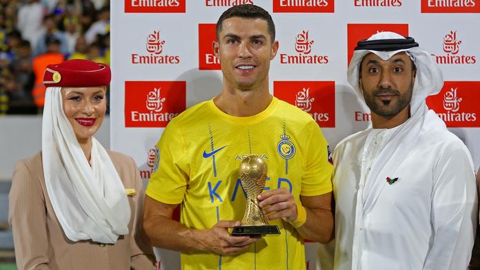 Cristiano Ronaldo s trofejí pro hráče utkání