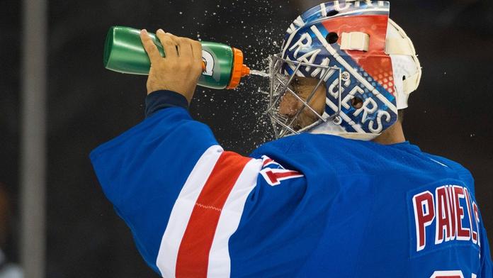 Pavelec vítězně debutoval za Rangers, představil se také Nečas