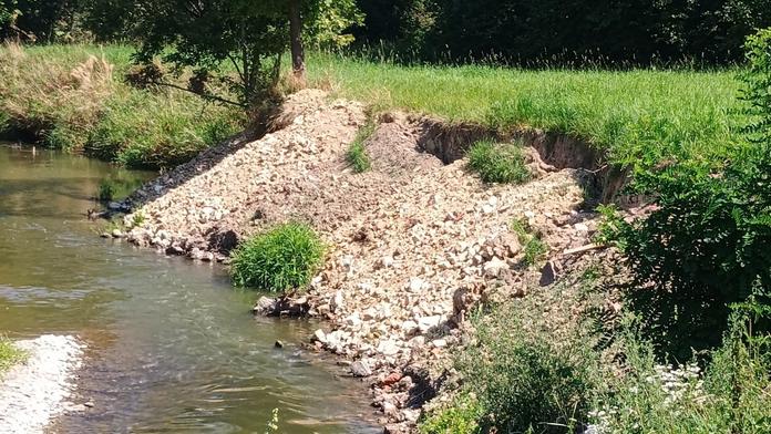 Chráněnou Odru někdo zaneřádil. Stavební sutí zasypal hnízda ledňáčkům