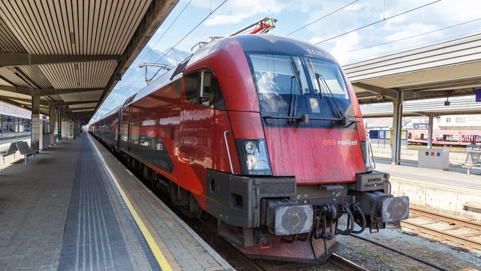 Railjet byl kompletně přeplněný. Cestující museli vystoupit z vlaku ven a jet jinak