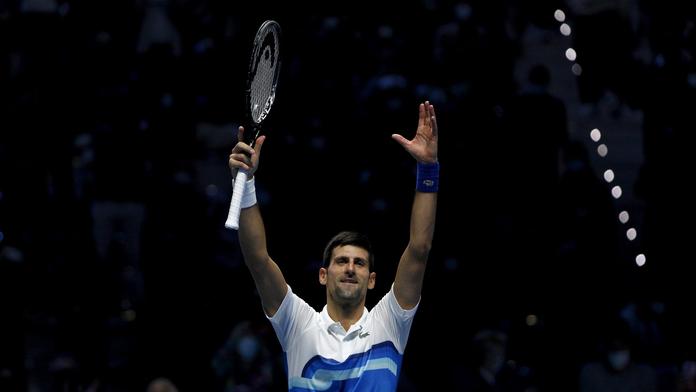 Debutant mu na startu pěkně zatopil, Djokovič na Turnaji mistrů přesto zvítězil
