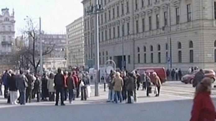 Podvodníci nabízejí nekalé úvěry a práci na principu letadla