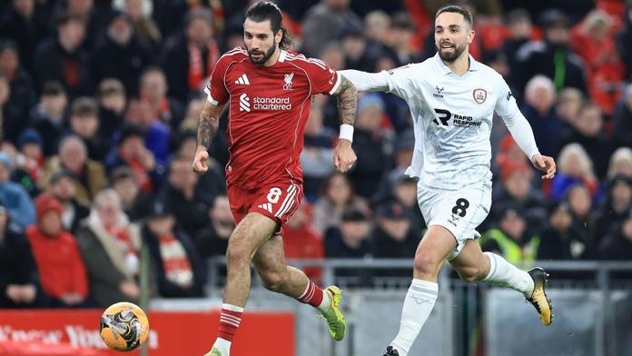 Liverpoolský Dominik Szoboszlai v zápase proti Barnsley