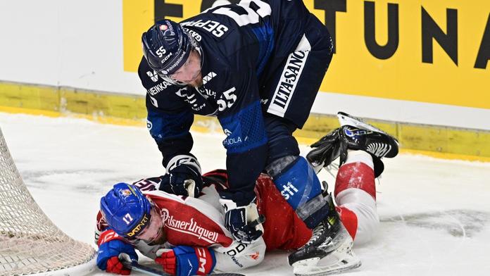 Filip Hronek na ledě v zápase proti Finsku