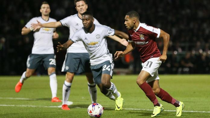 Favorité z Manchesteru jdou dál, United se ale s outsiderem trápili