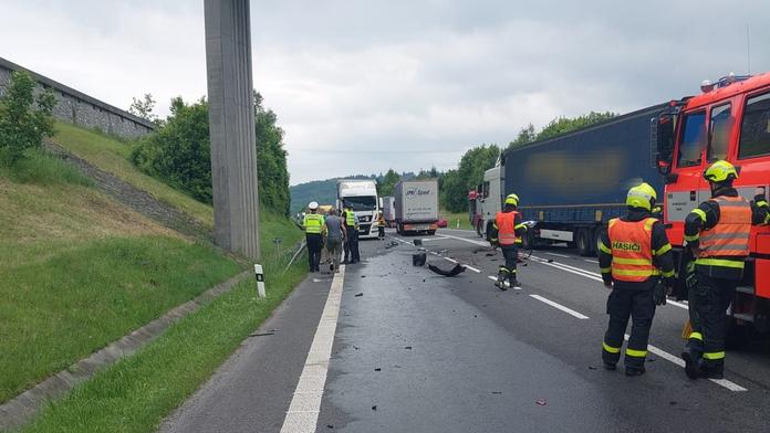 Hromadná nehoda u hranic se Slovenskem. Jeden z kamionů vezl munici