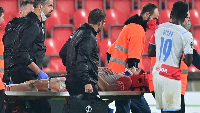 Slávistického stopera odnesli na nosítkách. Nezahraje si dlouhé týdny