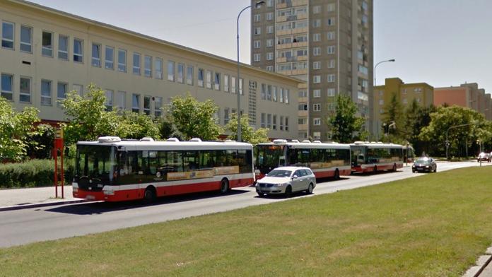 Řidička MHD chtěla vyhodit muže, ten se pokusil s autobusem ujet!