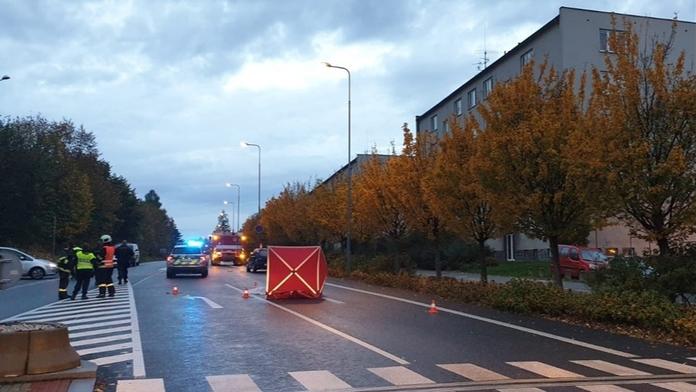 Tragická nehoda v Trutnově. Žena (†70) přecházela silnici, srazilo ji auto