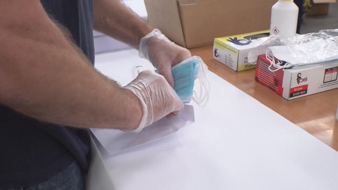 Roušky od vlády jsou zdravotní riziko, varuje SÚKL! Vyzval poštu k nápravě