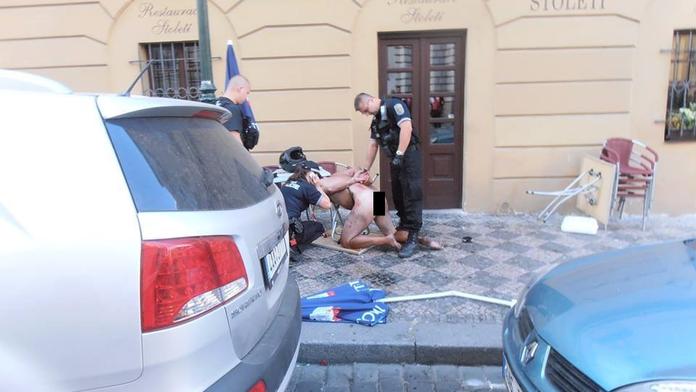 Strážníci v centru Prahy naháněli úplně NAHÉHO MUŽE! FOTKY