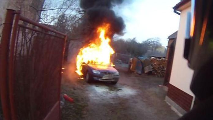 Senior nastartoval a zkolaboval! Auto začalo hořet, uvnitř bylo dítě!