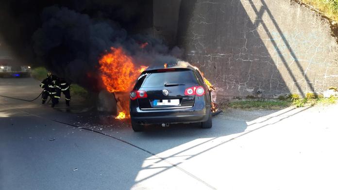 Řidič při nehodě omdlel, auto vzplálo. Muže z vozu vytáhl běžec